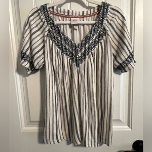 #1642. Knox Rose V-Neck Short Sleeve Blue/Cream Top w/Embroidery. Size M